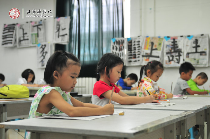 
通過定心描紅的練習，小學員們的專注力得到了提升。