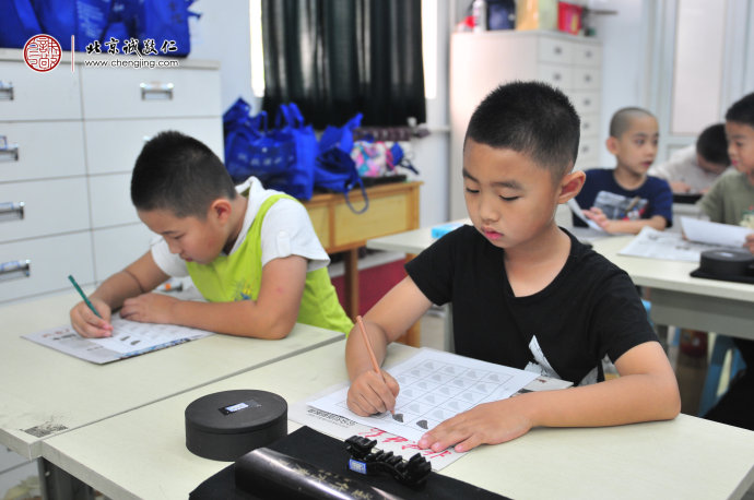 

學員練習定心描紅