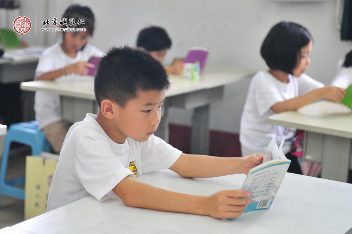 小學員被德育故事的精彩內(nèi)容吸引