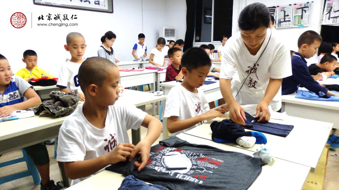 習勞知感恩；生活老師指導學員內(nèi)務整理課程。