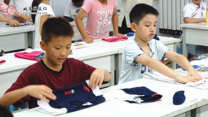 學員認真學習整理內(nèi)務