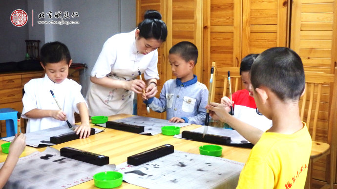 書法老師指導學員執(zhí)筆方法