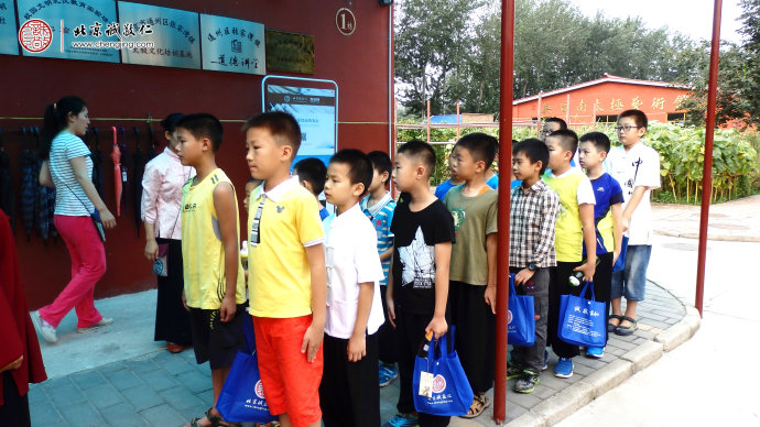 
餐前列隊，培養(yǎng)良好行為習慣