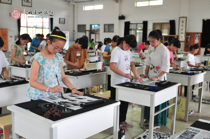 書法班學員習練永字八法基本功