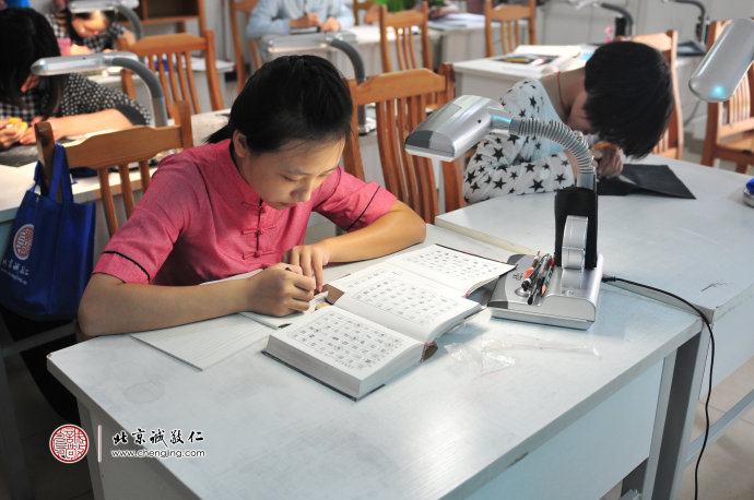 燦爛的笑容，綻放在夏日晴朗的天空；