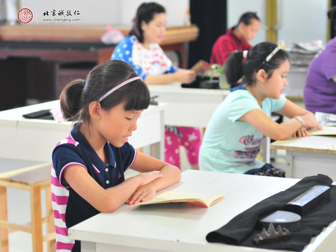 學(xué)員認(rèn)真讀誦圣賢經(jīng)典 