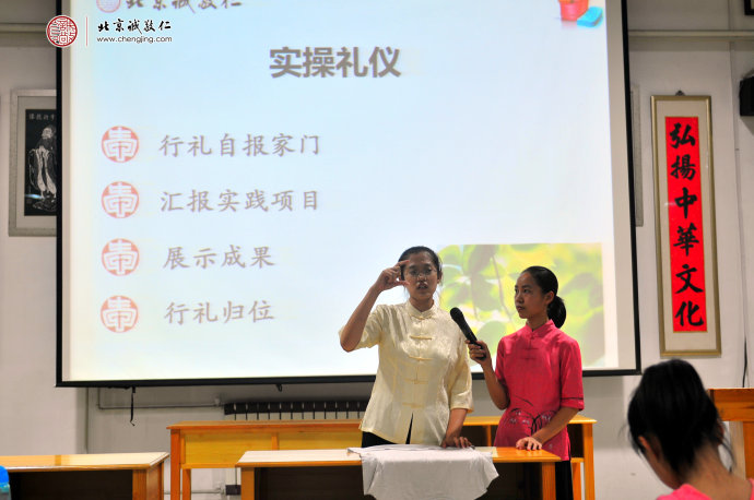 生活老師指導(dǎo)日常禮儀與內(nèi)務(wù)整理