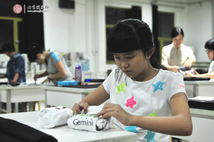 
勇于挑戰(zhàn)，專注認(rèn)真，疊衣服也要「快狠準(zhǔn)」！