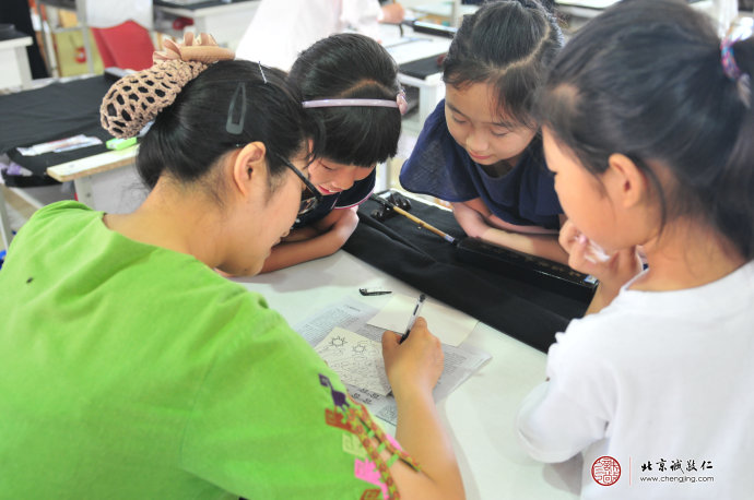 
指導(dǎo)老師示范硬筆國畫創(chuàng)作
在精心設(shè)計(jì)與彩繪中，無限創(chuàng)造力讓人刮目相看，學(xué)習(xí)興趣和自信就這樣被燃起