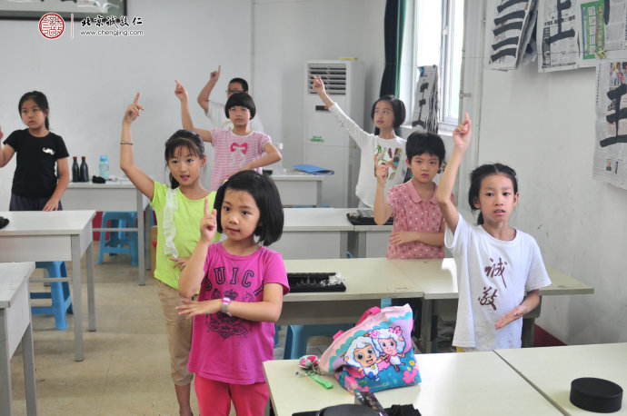 
天上的星星，一眨一眨亮晶晶；我許下的愿望就像一顆水晶。