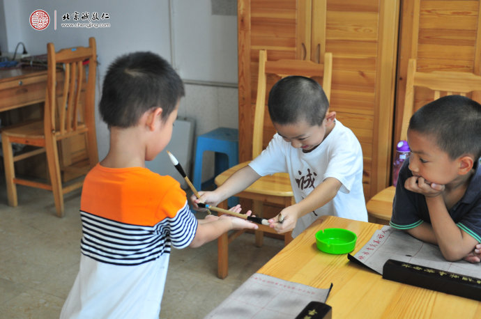 
培養(yǎng)對人的愛敬之心，從恭敬物品做起