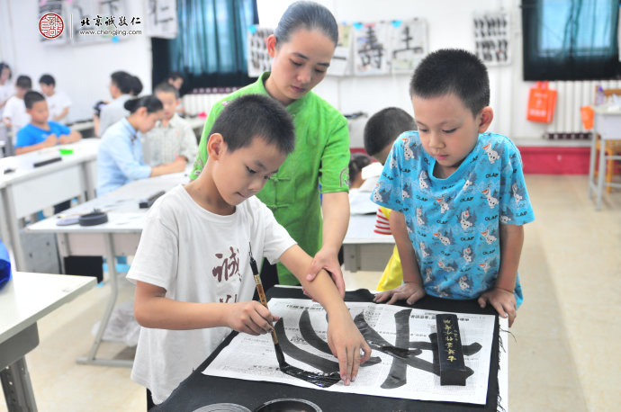 書法老師指導(dǎo)學(xué)員正確姿勢