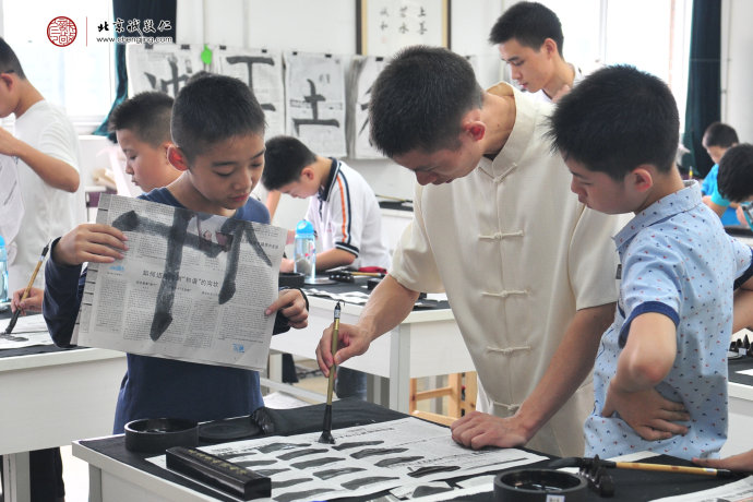 書法老師指導(dǎo)學(xué)員基本筆法