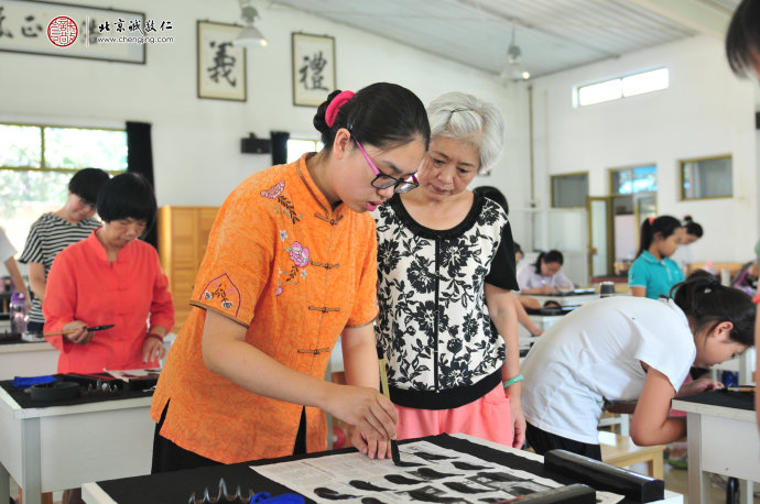 書法老師指導(dǎo)學(xué)員基本筆法