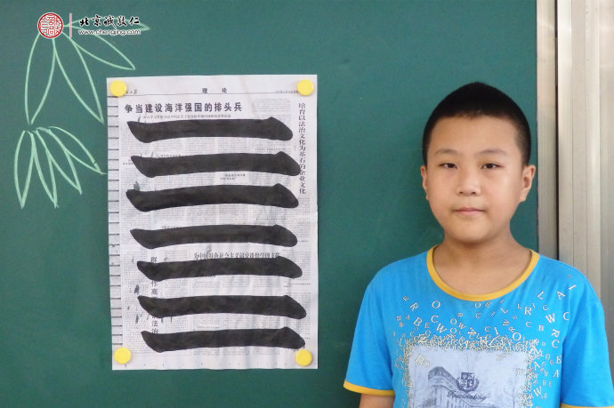 書法班學(xué)員習(xí)練永字八法基本功