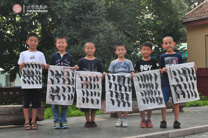 少兒班學(xué)員永字八法右側(cè)點(diǎn)習(xí)作展示