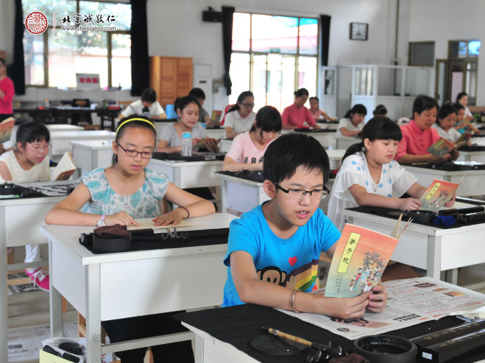 
讀誦圣賢經(jīng)典，在潛移默化中陶冶性情，開闊胸懷。