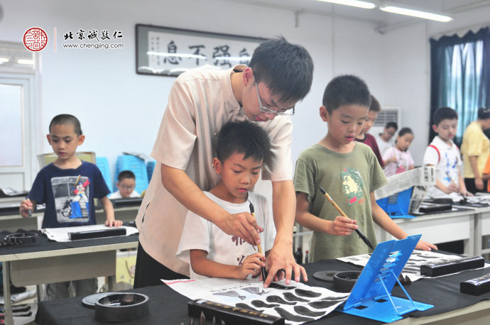 書法老師指導學員基本筆法