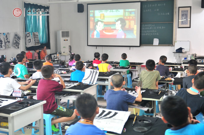 少兒班學員觀看學習《中華弟子規》