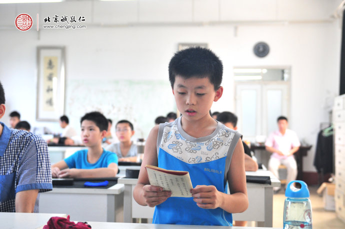 經典誦讀汲取智慧能量，讓幼小的心靈浸潤在圣賢文化的德光中。