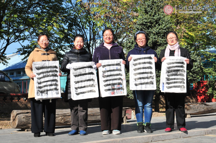 師資班女學員展示“永字八法”基本功：長橫