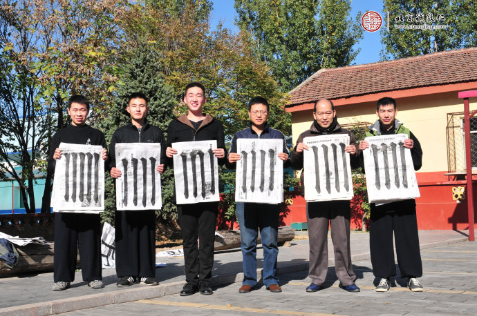 師資班男學員展示“永字八法”基本功：方頭豎