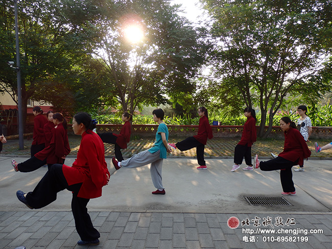 伴著升起的太陽，開啟了太極晨練。