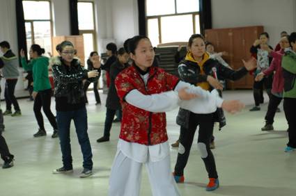 清晨，老師帶領(lǐng)大家體驗(yàn)太極