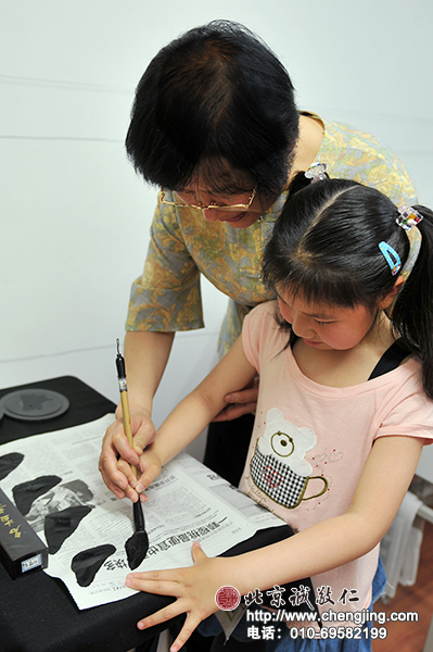 楊老師幫助孩子體會(huì)運(yùn)筆的方式