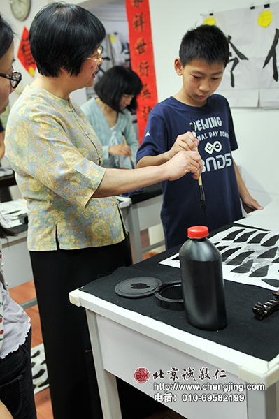 糾正孩子的握筆姿勢(shì)