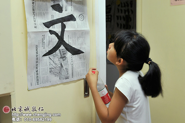 仔細觀察每一筆字的結構也是學習書法的重點，通常孩子們不放過休息時間認真觀摩。