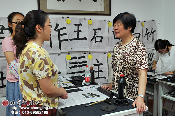 孩童教育，親師合作最重要，書法教室也是老師與家長交流的園地。