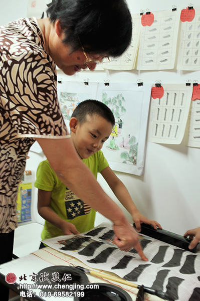 楊老師總是挑出寫得好的那個字來鼓勵孩子，在收獲與滿足中成長的小朋友信心倍增，從而產生了對書法濃厚的興趣。