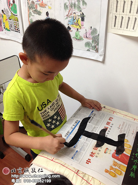 5歲的優優書寫的「王」字， 大氣且很有力道。