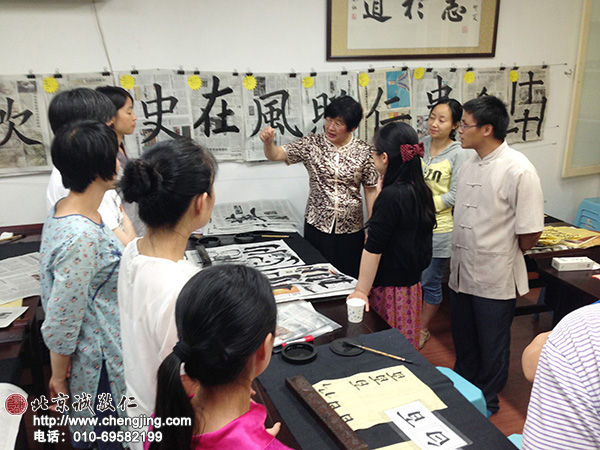 楊老師演示捻筆的寫法