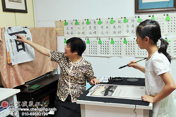 楊老師的指導非常細致，通常都是要將筆畫每個階段的運筆分析透徹，孩子聽得明明白白方可。