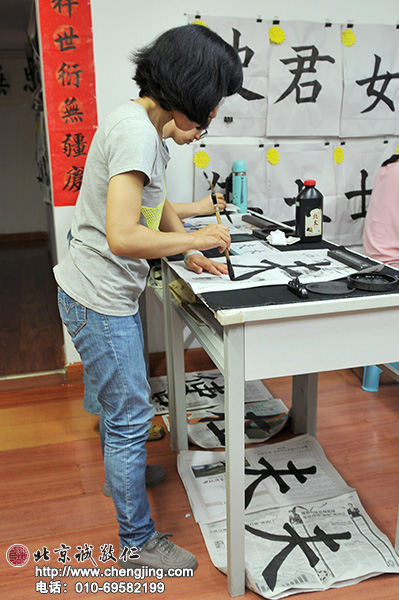 站樁書寫可以將全身的力量調動到筆端，寫出來的字非常有力道。這也是楊氏筆法的特色之一。