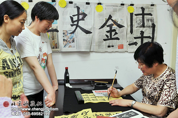 練完大字就可以進階到小字，大字與小字不同，小字需要枕腕來穩固。