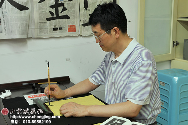 書法班的長者練字最認真，一年時間進步飛快，已經可以練小字了。