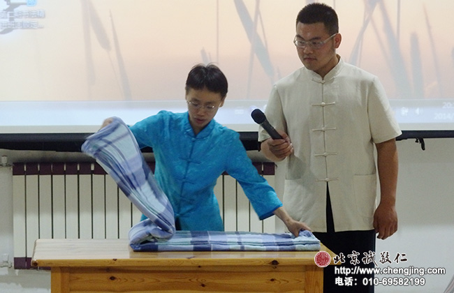 學習整理內務，培養獨立的生活能力；多種疊被子的方法吸引了學員的學習興趣。從今天開始，內務整理是重要的一課。