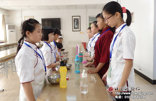 學員學習用餐禮儀；良好的生活習慣從點滴開始。