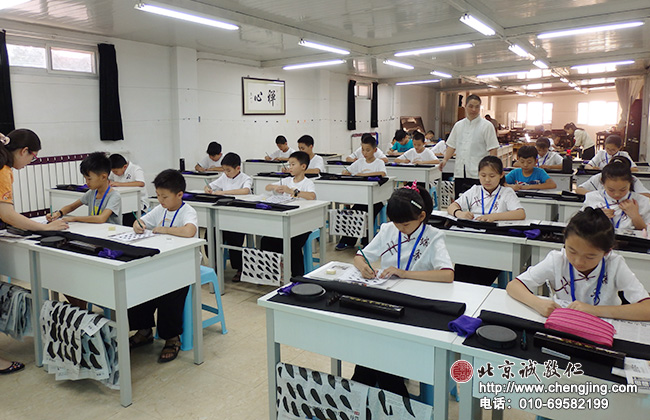 整潔明亮的教室，書法二班的學員學習定心描紅。