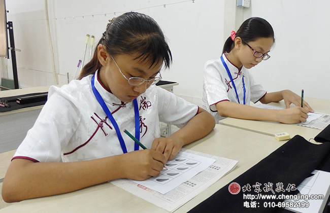 定心描紅簡單易學；是青少年克服浮躁的良好方法。在比劃的細致耐心的描劃中，心境回歸平靜。