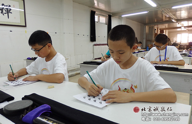 正確的坐姿，可以描出漂亮的筆畫。