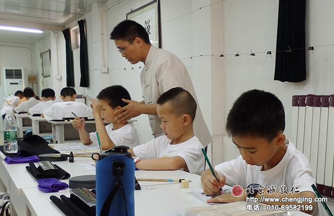 老師隨時糾正學員的坐姿；使小學員很快安定下來。