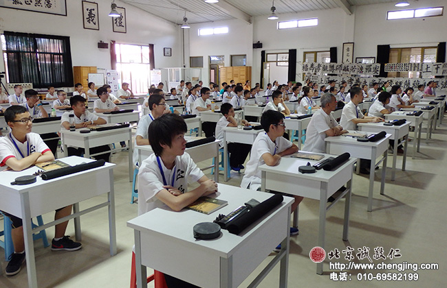 本次暑期德藝培訓按年齡分為兩個班級；開班典禮上，學員們認真聆聽老師發言。