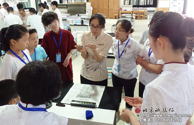 第一節課書法課——認識毛筆，學習毛筆的使用方法。