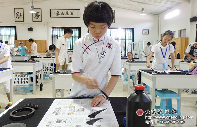 身著端秀唐服，更增添了幾分秀美氣質。