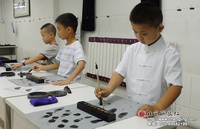 小學員在學習水寫書法；培養良好的習書習慣，保持潔凈的習書環境。