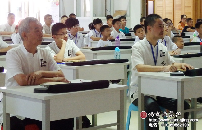 學員中最長者年齡70余歲；孝順的子女利用暑假送父親來小院學習傳統文化書法藝術，度過心安神寧的快樂時光。